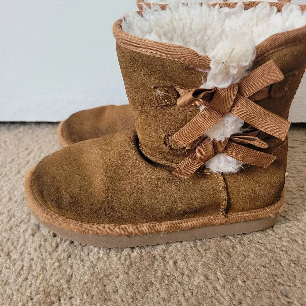 Koolaburra by‎ UGG 13 Victoria Boots Kids Chestnut Suede Faux Fur Bows 1019372